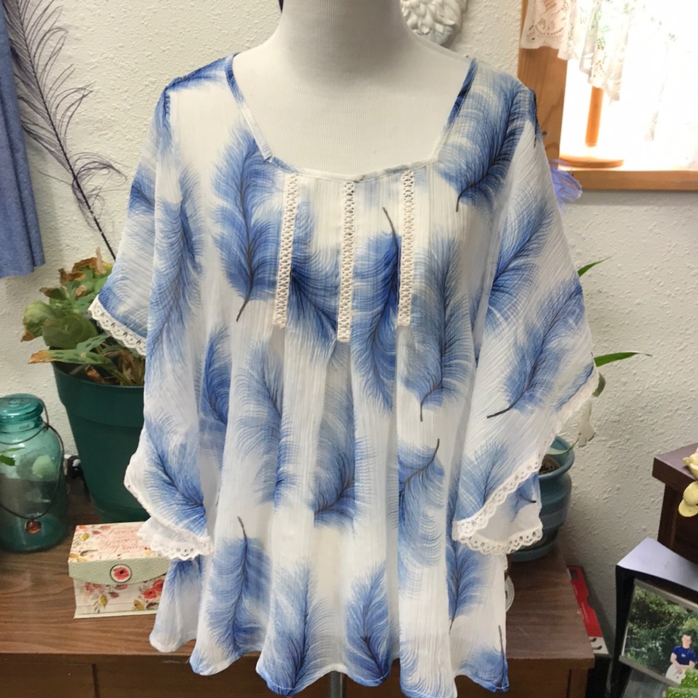 Royal Love blouse with feather pattern